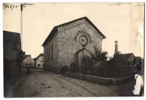 Fotografie unbekannter Fotograf, Ansicht Spiesheim, Rückseite der evangelischen Kirche mit Kriegerdenkmal