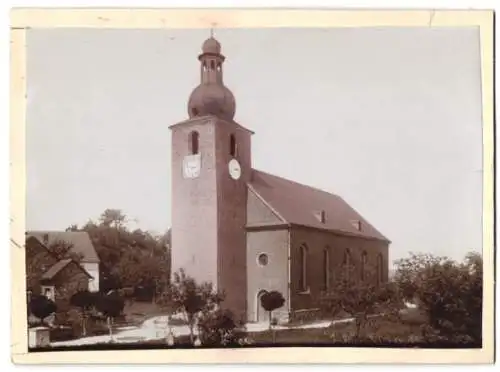 Fotografie Buss & Kupfer, Bad Kreuznach, Ansicht Obergondershausen, Blick auf die Kirche, Koloriert vom Fotografen