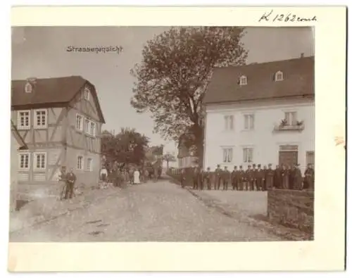 Fotografie Buss & Kupfer, Bad Kreuznach, Ansicht Obergondershausen, Strassenansicht mit Einwohnern