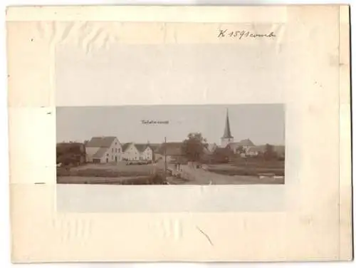 Fotografie Buss & Kupfer, Bad Kreuznach, Ansicht Strohn, Blick in den Ort mit Kirche und Kindergruppe, Passepartout