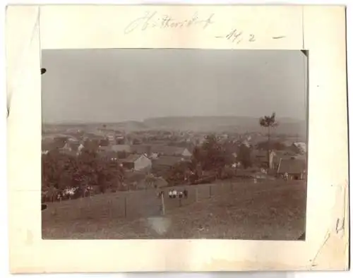 Fotografie unbekannter Fotograf, Ansicht Hüttersdorf, Blick nach dem Ort mit Kinder auf dem Feld