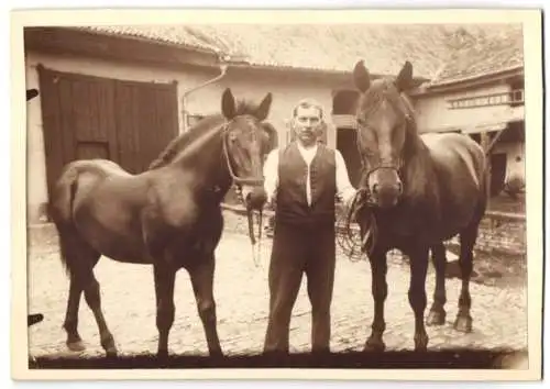 Fotografie unbekannter Fotograf, Ansicht Nieder-Hilbersheim, Pferdezüchter auf seinem Gestüt mit Jungpferden