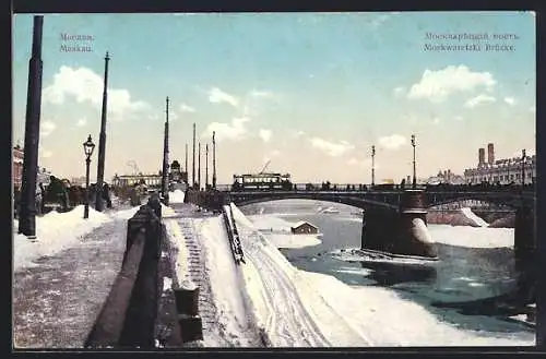 AK Moskau, Moskwaretzki Brücke im Winter, Strassenbahn