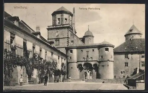 AK Würzburg, Festung Marienberg, Hof im Sonnenschein