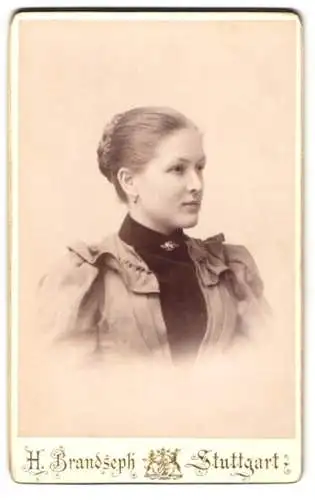 Fotografie H. Brandseph, Stuttgart, Marienstrasse 36, Hübsche junge Frau mit blondem Haar