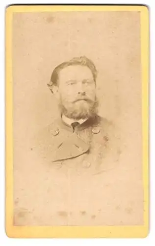 Fotografie Photogr. Anstalt von J. Heer, Tauberbischofsheim, Eleganter Herr mit markantem Vollbart