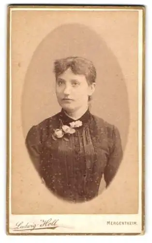 Fotografie Ludwig Holl, Mergentheim, Wachbacherthor, junge Frau in schwarzem Kleid mit Blumen am Kragen