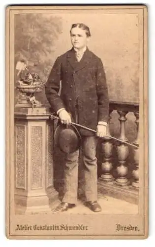 Fotografie Atelier Constantin Schwendler, Dresden, Sophieenstrasse 5, Eleganter junger Mann mit Hut und Gehstock
