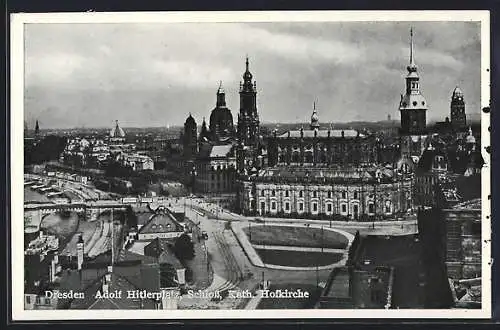 AK Dresden, Blick auf den platz, Schloss, Kath. Hofkirche