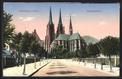 AK Marburg a. Lahn, auf der Strasse vor der Elisabethkirche