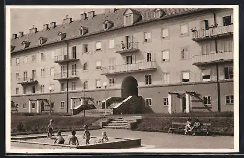 AK Wien, Gemeindebau Breitner-Hof mit Kindern im Sandkasten