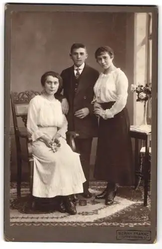 Fotografie Bernh. Franke, Spremberg /L., Jüngling mit Krawatte und zwei junge Damen in Rock und Bluse