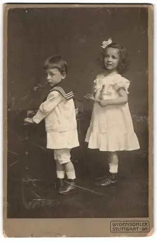 Fotografie Widensohler, Stuttgart, Mädchen im weissen Rüschenkleid und Knabe im Matrosenanzug