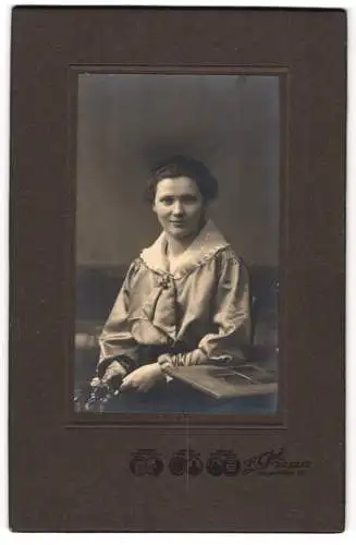 Fotografie L. K. Jué, Berlin, Leopoldstrasse 27, Junge Dame in einer glänzenden Bluse mit Zierlatz