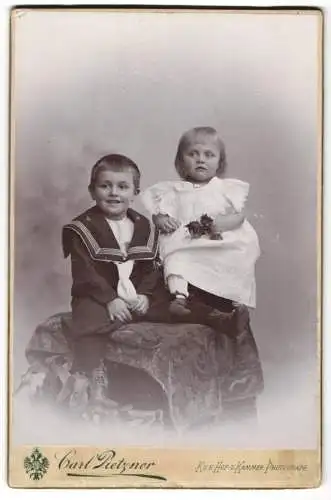 Fotografie Carl Pietzner, Teplitz, Lindenstrasse, Zwei Kinder mit Ponyfrisuren in Matrosenanzug und Kleidchen