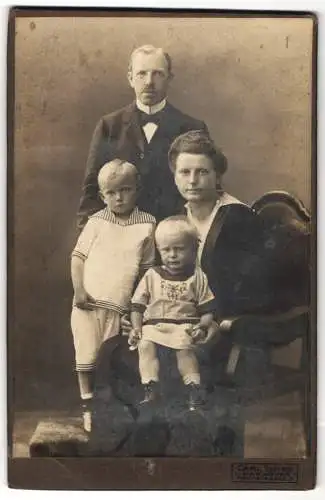 Fotografie Carl Thies, Hannover, Höltystrasse 15, Eltern und zwei blonde Kinder im Sonntagsstaat