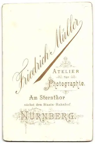 Fotografie Friedrich Müller, Nürnberg, Am Sternthor, Junge Dame mit Stirnlocken und korpulenter Herr im Dreiteiler