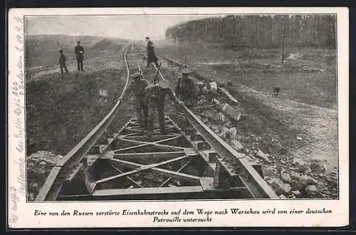 AK Warschau-Warszawa, Eine von den Russen zerstörte Eisenbahnstrecke auf dem Wege nach Warschau..., 1. Weltkrieg