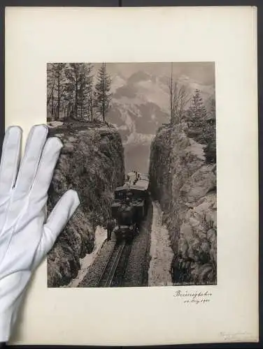 Fotografie unbekannter Fotograf, Ansicht Hasliberg, Brünigbahn durchfährt den Einschnitt auf der Passhöhe