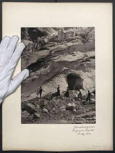 Fotografie unbekannter Fotograf, Ansicht Grindelwald, Grindelwaldgletscher mit Eingang zur Eishöhle, Bergsteiger