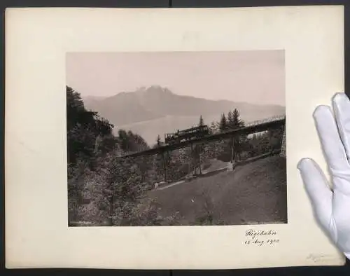 Fotografie Edition Photoglob, Ansicht Rigi, Rigibahn auf der Schauertobelbrücke, Bergbahn, 1900