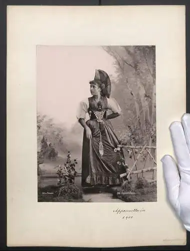 Fotografie edition Photoglob, junge Appenzellerin in Tracht, Trachtenkleid, Kanton Appenzell, 1900