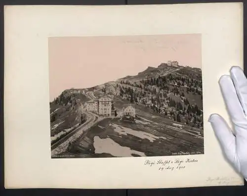 Fotografie Schroeder & Cie., Zürich, Ansicht Rigi, Rigi Staffel mit Hotel Rigi Kulm, Bergbahngleise, 1900