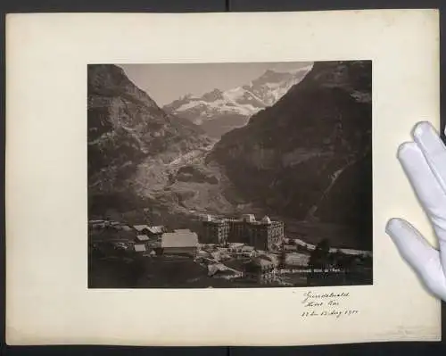 Fotografie unbekannter Fotograf, Ansicht Grindelwald, Blick auf das Grindelwald Hotel mit Gletscher und Bergmassiv