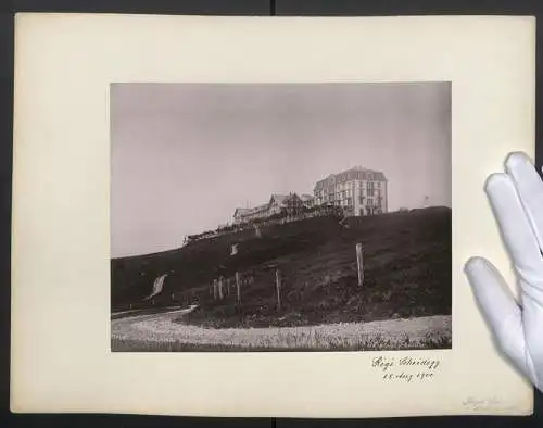 Fotografie unbekannter Fotograf, Ansicht Rigi, Blick nach dem Hotel auf dem Rigi Scheidegg. 1900