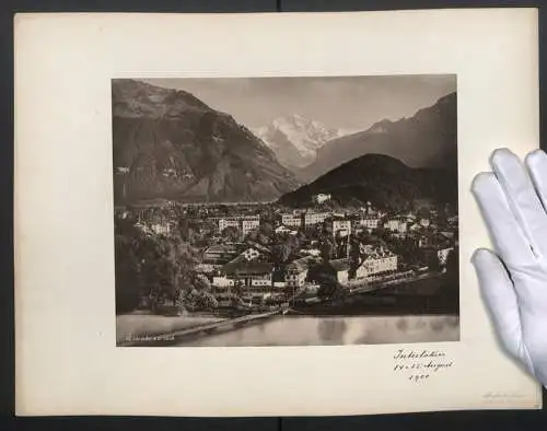 Fotografie Schroeder & Cie., Zürich, Ansicht Interlaken, Blick auf den Ort mit Alpenpanorama, 1900