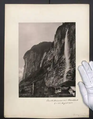 Fotografie Schroeder & Cie., Zürich, Ansicht Lauterbrunnen, Teilansicht des Ortes mit Staubbach Wasserfall, 1900