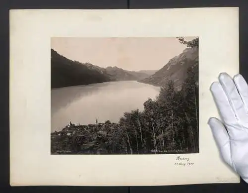 Fotografie Edition Photoglob, Ansicht Brienz, Teilansicht des Ortes mit Blick zum See und Bergpanorama, 1900