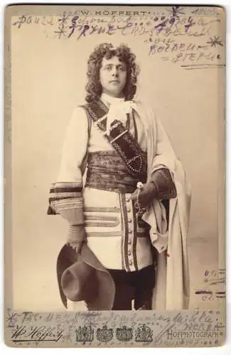 Fotografie W. Höffert, Berlin, Schauspieler Rudolf Christians im Rollenkostüm, Rückseite mit Autograph, 1901