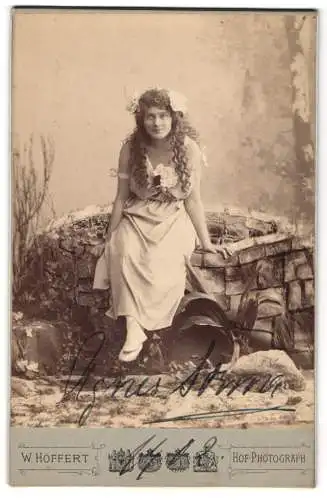 Fotografie W. Höffert, Berlin, Schauspielerin Agnes Sorma im Bühnenkostüm, mit Autograph, 1902