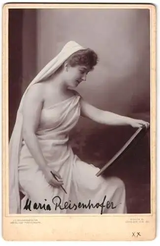 Fotografie J. C. Schaarwächter, Berlin, Schauspielerin Maria Reisenhofer nur mit Tuch bekleidet, mit Autograph