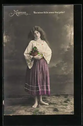 Foto-AK L.J. & F.F. Nr. 2536 /4: Mignon, Junge Frau in bunter Kleidung