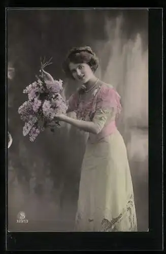 Foto-AK L.J. & F.F. Nr. 3297 /3: Junge Frau im Kleid mit Flieder