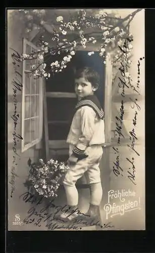 Foto-AK L.J. & F.F. Nr. 5555 /2: Kleiner Junge im Matrosenanzug, Pfingstgruss