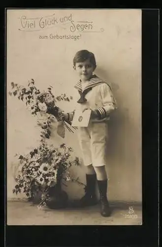 Foto-AK L.J. & F.F. Nr. 2580 /3: Junge im Matrosenanzug mit Kuvert, Geburtstagsgruss