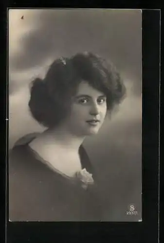 Foto-AK L.J. & F.F., Lächelnde Frau