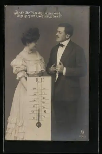 AK Meteorologie, Frau hält ein grosses Thermometer