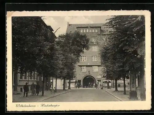 AK Wilhelmshaven, Hindenburgtor mit Strassenpartie