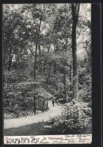AK Berlin-Kreuzberg, Spaziergänger im Viktoriapark