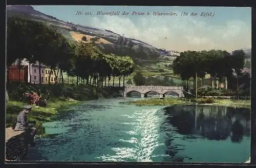 AK Waxweiler, Wasserfall der Prüm, Mann in Uniform sitzt am Ufer