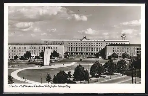 AK Berlin, Luftbrückendenkmal mit Flugzeug in der Luft