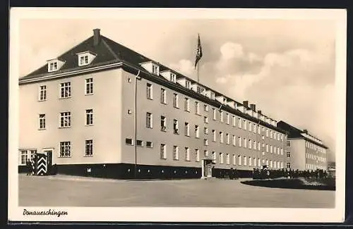 AK Donaueschingen, Ansicht der Kaserne, Reichskriegsflagge mit 