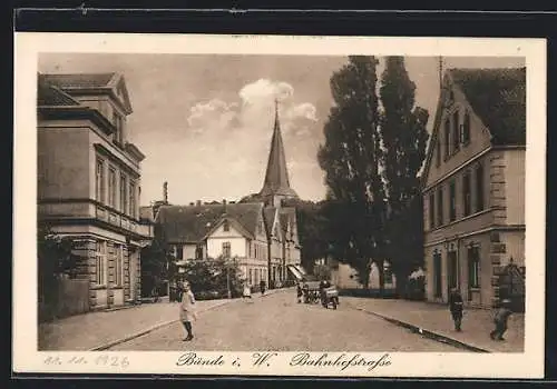 AK Bünde i. W., Bahnhofstrasse mit Kirche