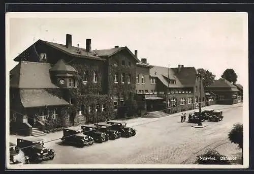 AK Neuwied, Autos vor dem Bahnhof