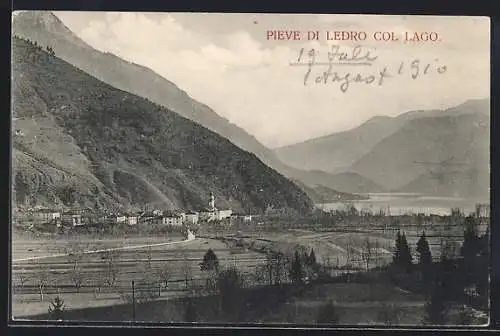AK Pieve di Ledro, Ortsansicht mit See und Bergen