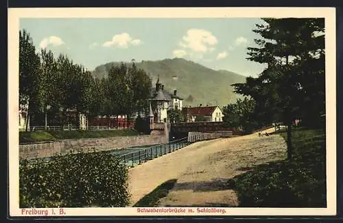 AK Freiburg i. B., Schwabentorbrücke mit Schlossberg